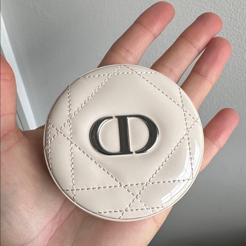 Dior Forever 01 Nude Glow Luminous Rose-Gold Pressed Highlighter - Picture 2 of 3